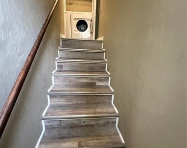 2735 Sw 35th Place - Photo Thumbnail 2