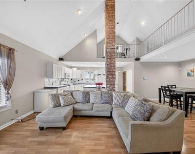 2340 Court St - Photo Thumbnail 13