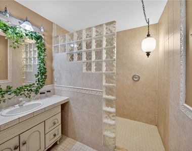 2340 Court St - Photo Thumbnail 15