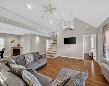 2340 Court St - Photo Thumbnail 10