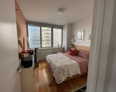 45-40 Center Boulevard - Photo Thumbnail 3