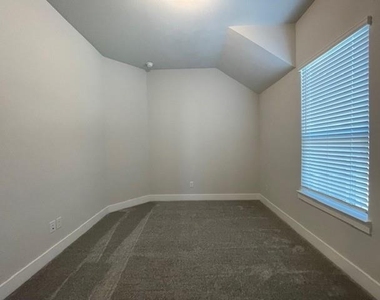 1609 Whisperwood Way - Photo Thumbnail 30