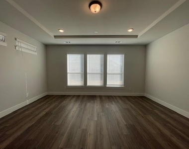 1609 Whisperwood Way - Photo Thumbnail 11
