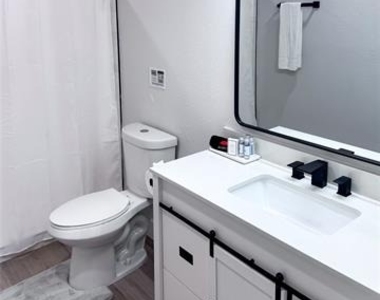 1706 Southampton Drive - Photo Thumbnail 13