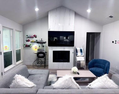 1706 Southampton Drive - Photo Thumbnail 4