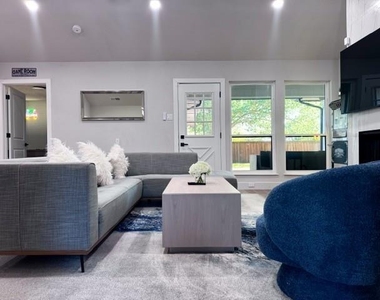 1706 Southampton Drive - Photo Thumbnail 3