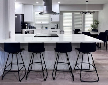 1706 Southampton Drive - Photo Thumbnail 5