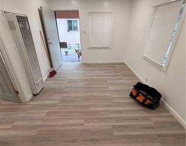 1823 W 45th Street - Photo Thumbnail 4