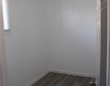 1823 W 45th Street - Photo Thumbnail 5
