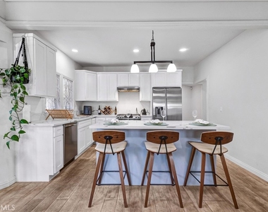 235 W 58th - Photo Thumbnail 6