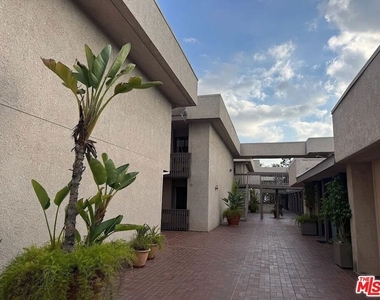 15215 Magnolia Boulevard - Photo Thumbnail 21
