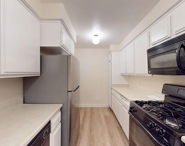 15215 Magnolia Boulevard - Photo Thumbnail 4
