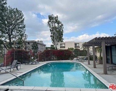 15215 Magnolia Boulevard - Photo Thumbnail 17