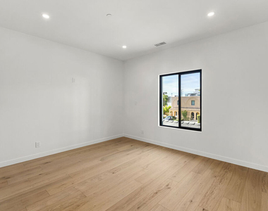824 N Orange Grove Avenue - Photo Thumbnail 18