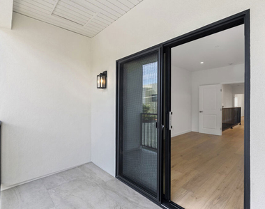 824 N Orange Grove Avenue - Photo Thumbnail 15
