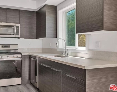 5752 Kester Avenue - Photo Thumbnail 13