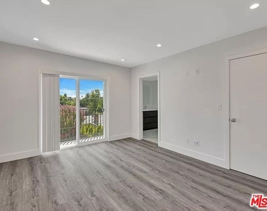 5752 Kester Avenue - Photo Thumbnail 4