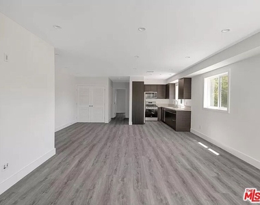 5752 Kester Avenue - Photo Thumbnail 1