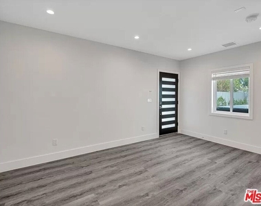 5752 Kester Avenue - Photo Thumbnail 8