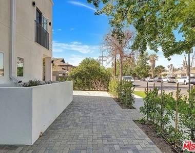 5752 Kester Avenue - Photo Thumbnail 18