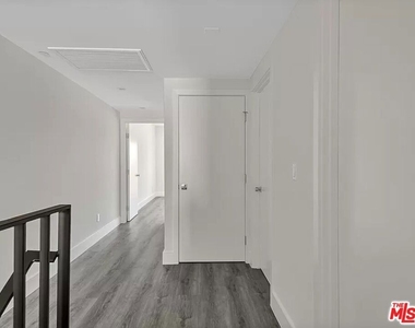 5752 Kester Avenue - Photo Thumbnail 6