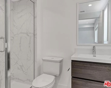 5752 Kester Avenue - Photo Thumbnail 9