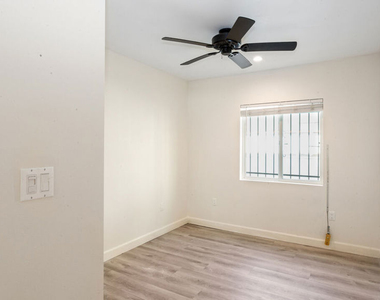601 W 49th Street - Photo Thumbnail 7