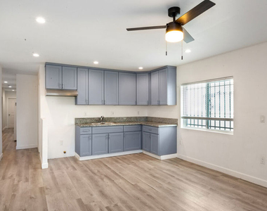 601 W 49th Street - Photo Thumbnail 2