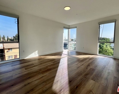 5801 Camerford Avenue - Photo Thumbnail 8
