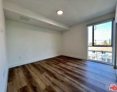 5801 Camerford Avenue - Photo Thumbnail 12