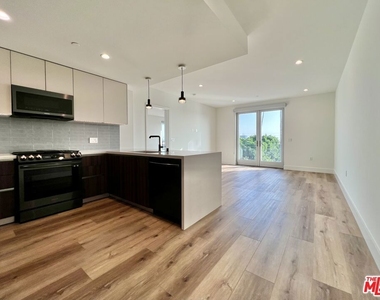 5801 Camerford Avenue - Photo Thumbnail 5