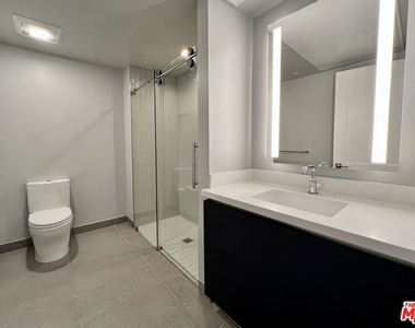 5801 Camerford Avenue - Photo Thumbnail 11