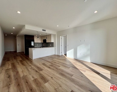 5801 Camerford Avenue - Photo Thumbnail 6