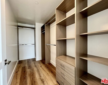 5801 Camerford Avenue - Photo Thumbnail 10