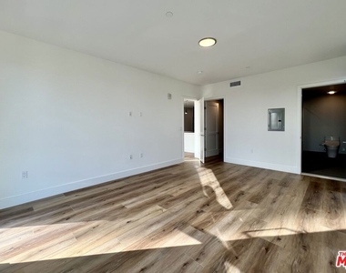 5801 Camerford Avenue - Photo Thumbnail 9