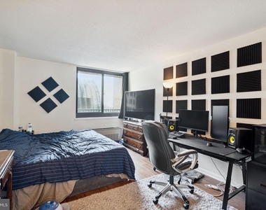1420 Locust Street - Photo Thumbnail 6