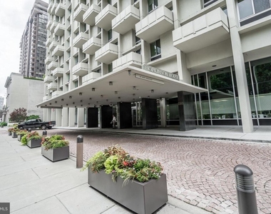 604 S Washington Square - Photo Thumbnail 5