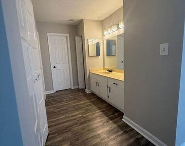 6222 Overlook Road - Photo Thumbnail 12