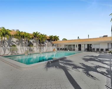 1830 Maravilla Avenue - Photo Thumbnail 3