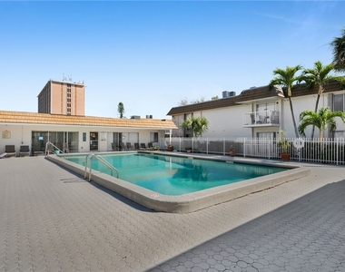 1830 Maravilla Avenue - Photo Thumbnail 2