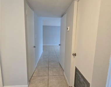 1830 Maravilla Avenue - Photo Thumbnail 18