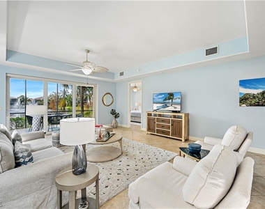 7832 Hawthorne Drive - Photo Thumbnail 4