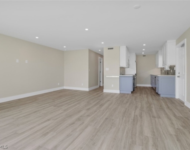 2500 Gulf Shore Boulevard N - Photo Thumbnail 7