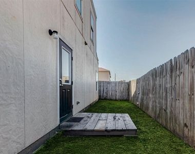 8622 Torcello Street - Photo Thumbnail 4