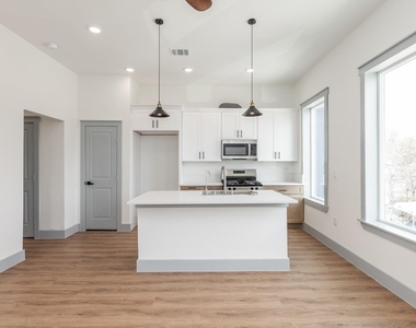 704 S 1st Street - Photo Thumbnail 4