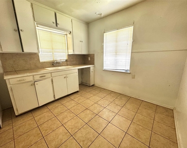 5210 Stuyvesant Lane - Photo Thumbnail 9