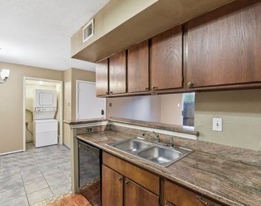 12905 Woodforest Boulevard - Photo Thumbnail 15