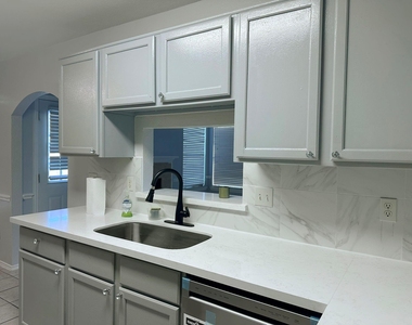 15522 Baxter Avenue - Photo Thumbnail 4