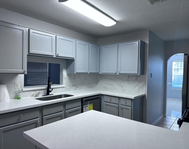 15522 Baxter Avenue - Photo Thumbnail 5