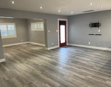 2950 Pallanza Drive S - Photo Thumbnail 5